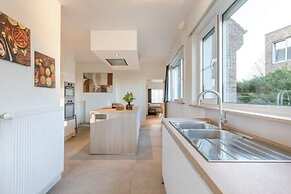 Spacious House With Garden for Family and Friends