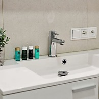 Centrally Located 2 Bedroom Apartment With Parking