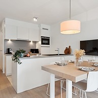 Centrally Located 2 Bedroom Apartment With Parking