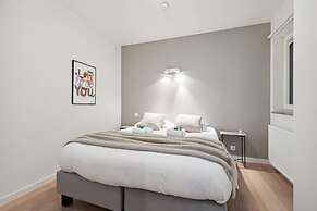 Centrally Located 2 Bedroom Apartment With Parking