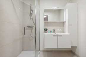 Centrally Located 2 Bedroom Apartment With Parking