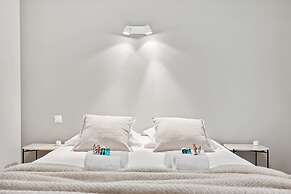 Centrally Located 2 Bedroom Apartment With Parking