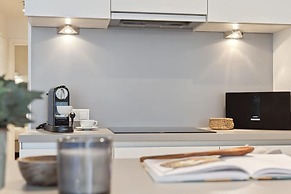 Centrally Located 2 Bedroom Apartment With Parking