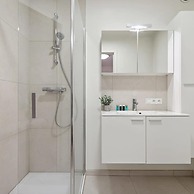 Centrally Located 2 Bedroom Apartment With Parking