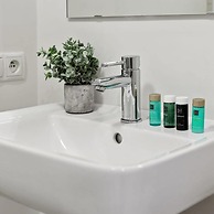 Centrally Located 2 Bedroom Apartment With Parking