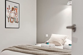 Centrally Located 2 Bedroom Apartment With Parking