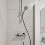 Centrally Located 2 Bedroom Apartment With Parking