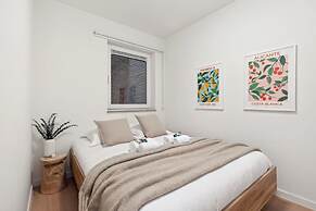 Centrally Located 2 Bedroom Apartment With Parking