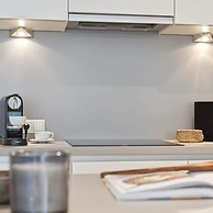 Centrally Located 2 Bedroom Apartment With Parking