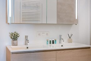 Stylish 2 Bedroom With Terrace and Parking