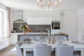 A Luminous Apartment Near the Marina