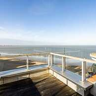 Stunning Penthouse With Free Parking and sea View