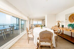Stunning Penthouse With Free Parking and sea View