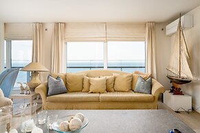 Stunning Penthouse With Free Parking and sea View