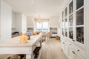 Stunning Penthouse With Free Parking and sea View