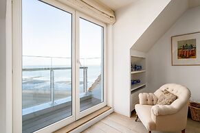 Stunning Penthouse With Free Parking and sea View