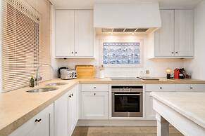 Stunning Penthouse With Free Parking and sea View