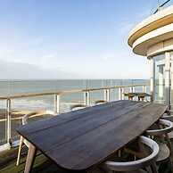 Stunning Penthouse With Free Parking and sea View