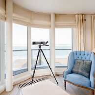 Stunning Penthouse With Free Parking and sea View