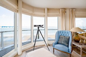 Stunning Penthouse With Free Parking and sea View