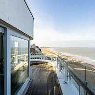 Stunning Penthouse With Free Parking and sea View