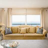 Stunning Penthouse With Free Parking and sea View