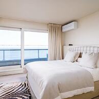 Stunning Penthouse With Free Parking and sea View