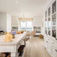 Stunning Penthouse With Free Parking and sea View