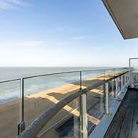 Stunning Penthouse With Free Parking and sea View
