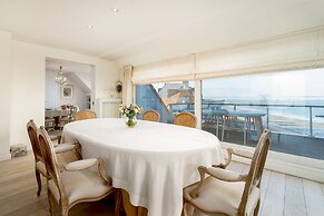 Stunning Penthouse With Free Parking and sea View