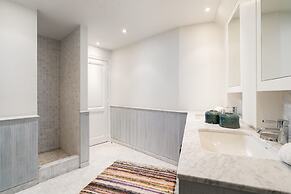 Stunning Penthouse With Free Parking and sea View