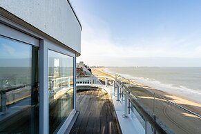 Stunning Penthouse With Free Parking and sea View