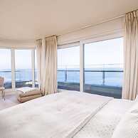 Stunning Penthouse With Free Parking and sea View