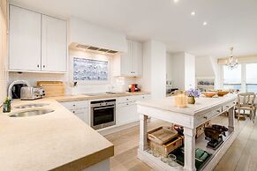 Stunning Penthouse With Free Parking and sea View