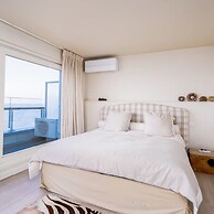 Stunning Penthouse With Free Parking and sea View