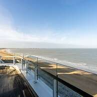 Stunning Penthouse With Free Parking and sea View