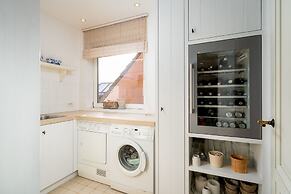 Stunning Penthouse With Free Parking and sea View