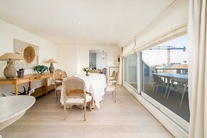 Stunning Penthouse With Free Parking and sea View