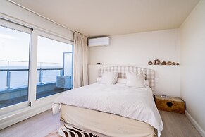 Stunning Penthouse With Free Parking and sea View