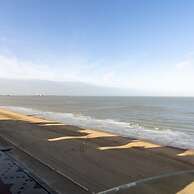 Stunning Penthouse With Free Parking and sea View