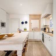 Stunning Penthouse With Free Parking and sea View