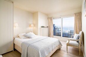 Stunning Penthouse With Free Parking and sea View