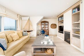 Stunning Penthouse With Free Parking and sea View