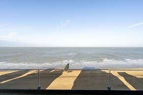 Stunning Penthouse With Free Parking and sea View