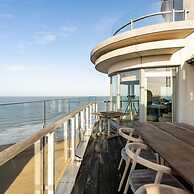 Stunning Penthouse With Free Parking and sea View