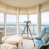 Stunning Penthouse With Free Parking and sea View