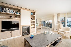 Stunning Penthouse With Free Parking and sea View