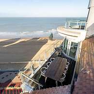 Stunning Penthouse With Free Parking and sea View