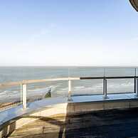 Stunning Penthouse With Free Parking and sea View