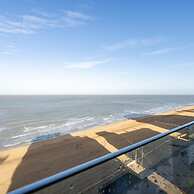 Stunning Penthouse With Free Parking and sea View